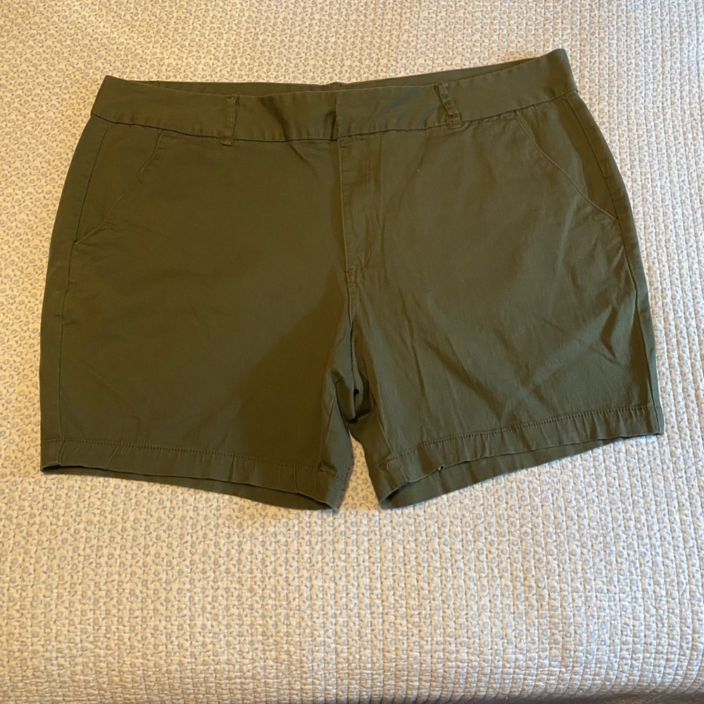 Hybrid & Company Green Shorts